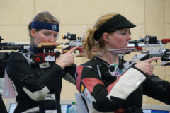 Elisabeth Wolf (B, r.) konnte leichter als gedacht Susanne Bauer (N) den Punkt abnehmen.