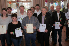 Die Geehrten (v.l.n.r):Florian Andersch, Susanne Bauer, Patrick Kurz, Lisa Rieß, Johann Götz, Leonhard Flierl, Erich Hierl (halb verdeckt), Peter Hecht, Hans Daller, Dieter Parlow (halb verdeckt), Joachim Schneider, Waldemar Pirner, Kurt Schneider, Nina Bogner.